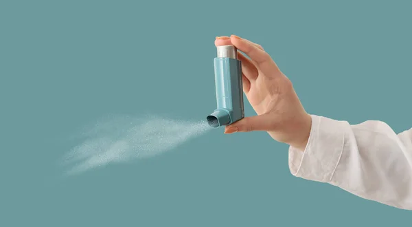 Inhalador Mano Sobre Fondo Azul Claro — Foto de Stock
