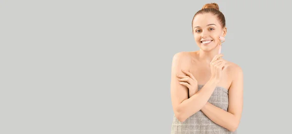 Jolie Jeune Femme Donnant Massage Visage Sur Fond Gris Avec — Photo