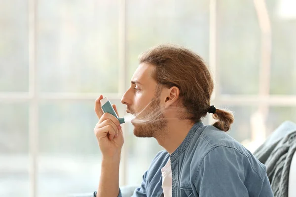 Mężczyzna Alergią Przy Użyciu Inhalatora Astmy Domu — Zdjęcie stockowe
