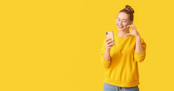 Молода Жінка Мобільним Телефоном Має Онлайн Знайомства Жовтому Тлі Місцем — стокове фото