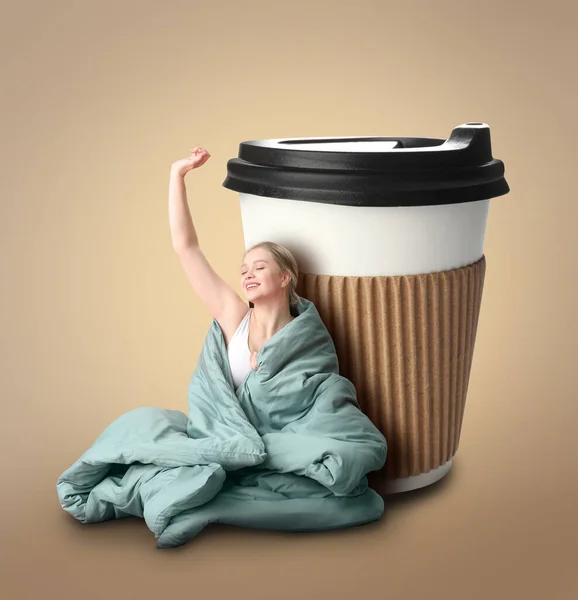 Jonge Vrouw Verpakt Deken Grote Kop Koffie Beige Achtergrond — Stockfoto