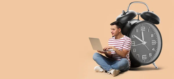 Man Met Laptop Grote Wekker Beige Achtergrond Met Ruimte Voor — Stockfoto