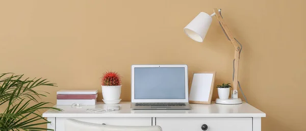 Moderner Laptop Bücher Und Lampen Arbeitsplatz Büro — Stockfoto