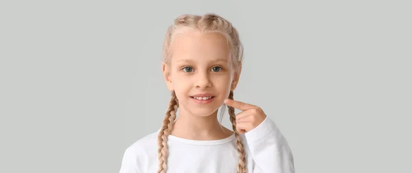 Kleines Mädchen Mit Gesunden Zähnen Auf Hellem Hintergrund — Stockfoto