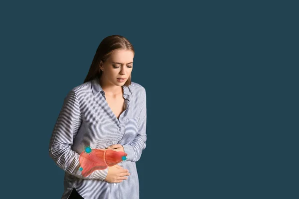 青い背景に肝臓の痛みに苦しんでいる若い女性 肝炎の問題 — ストック写真