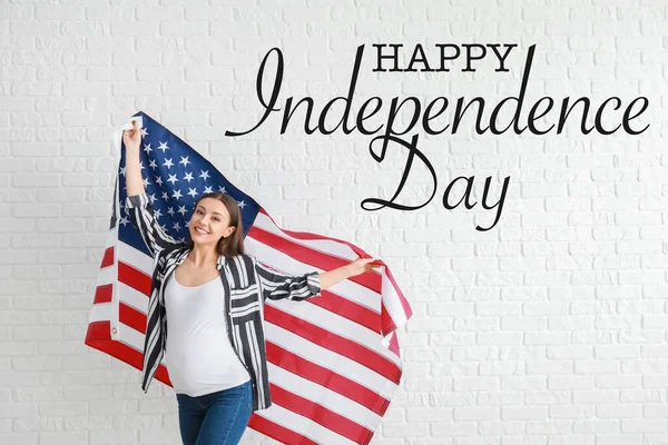 Gratulationskort För Usa Självständighetsdag Med Ung Kvinna Som Håller Flaggan — Stockfoto