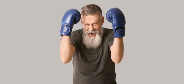 Boxeador Masculino Anciano Emocional Sobre Fondo Gris —  Fotos de Stock