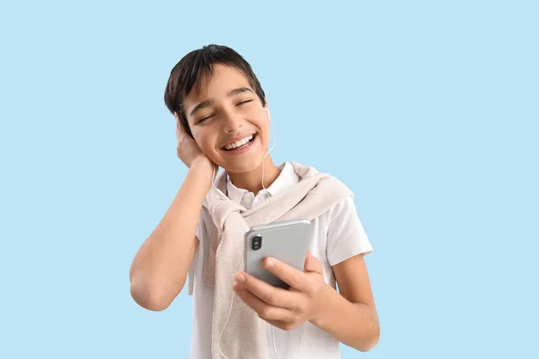 Menino Fones Ouvido Com Telefone Celular Ouvindo Música Fundo Azul — Fotografia de Stock