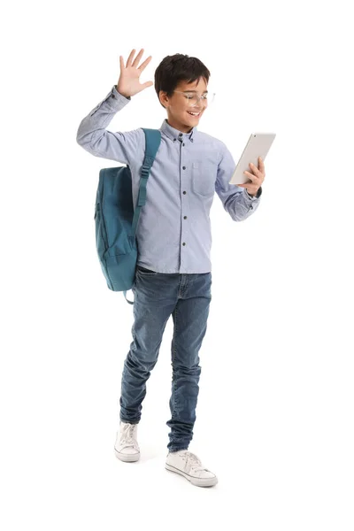 Pequeno Estudante Usando Computador Tablet Fundo Branco — Fotografia de Stock