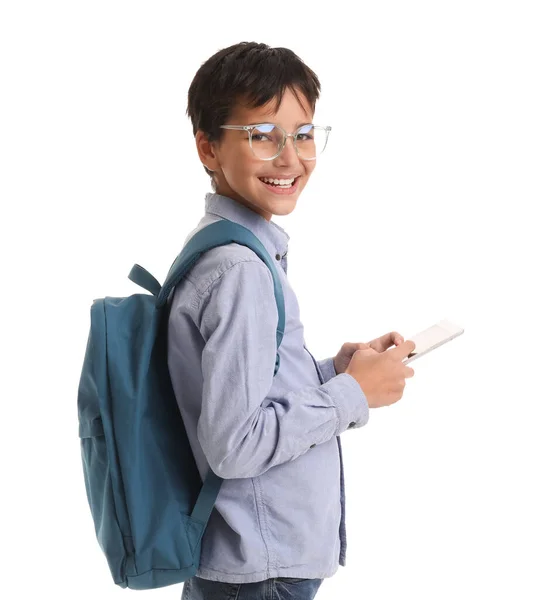 Küçük Okul Çocuğu Beyaz Arka Planda Tablet Bilgisayar Kullanıyor — Stok fotoğraf