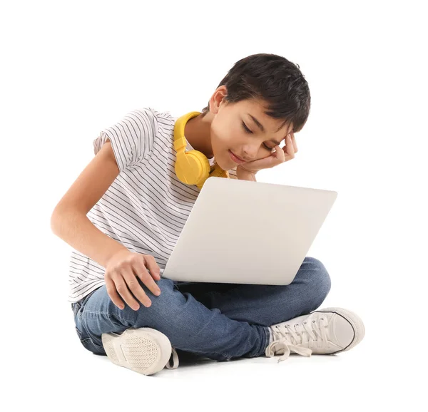Втомився Маленький Хлопчик Використовуючи Ноутбук Білому Тлі — стокове фото