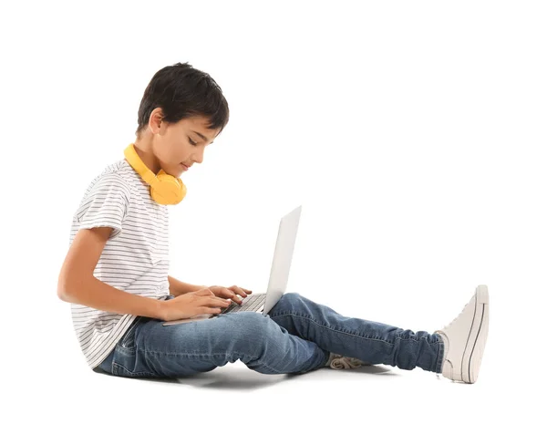 Mały Chłopiec Pomocą Laptopa Białym Tle — Zdjęcie stockowe