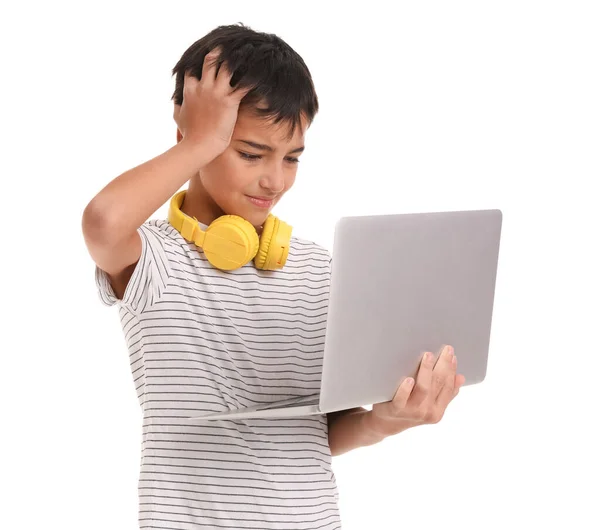 Gestresste Kleine Jongen Met Behulp Van Laptop Witte Achtergrond — Stockfoto