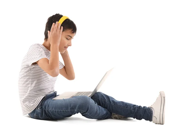 Kleine Jongen Met Behulp Van Laptop Witte Achtergrond — Stockfoto