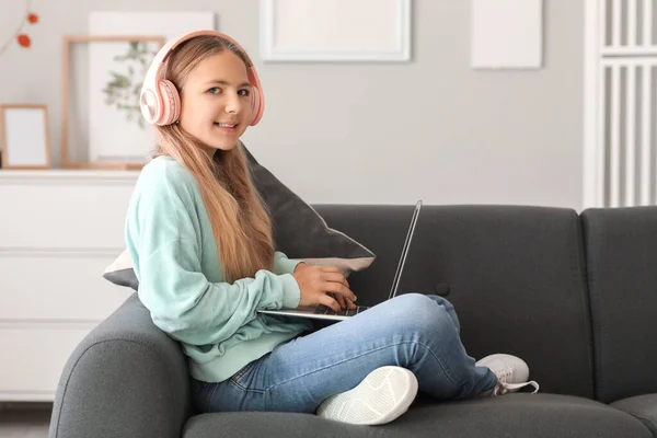 Little Girl Headphones Using Laptop Sofa Home — Stock Photo, Image