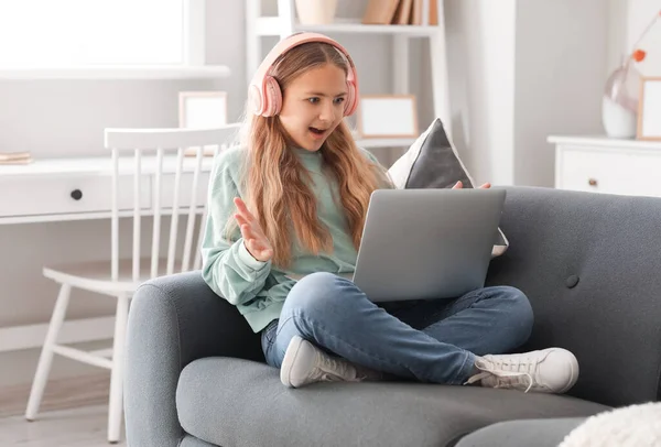 Surprised Little Girl Headphones Using Laptop Sofa Home — Stock Photo, Image