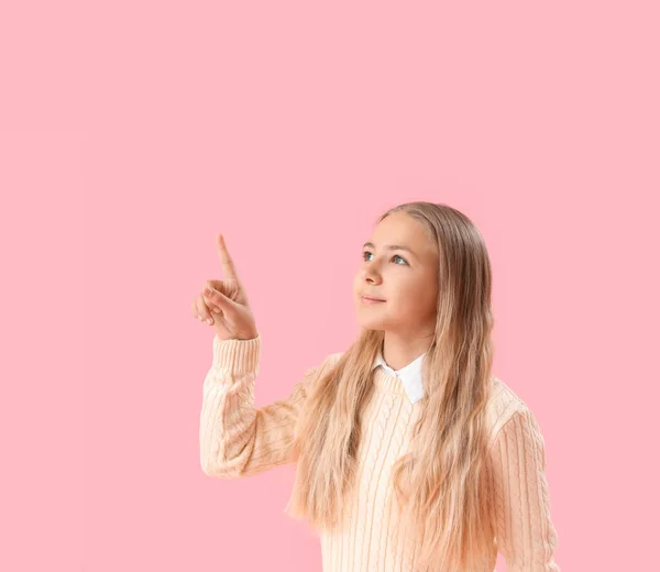 Маленька Дівчинка Використовує Віртуальний Екран Рожевому Фоні — стокове фото