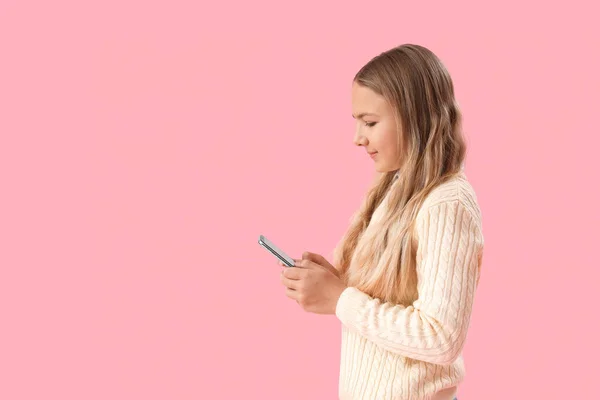 Menina Usando Telefone Celular Fundo Rosa — Fotografia de Stock