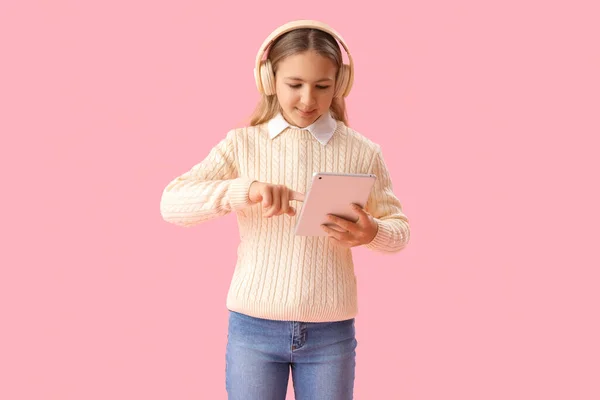 Menina Fones Ouvido Usando Tablet Fundo Rosa — Fotografia de Stock
