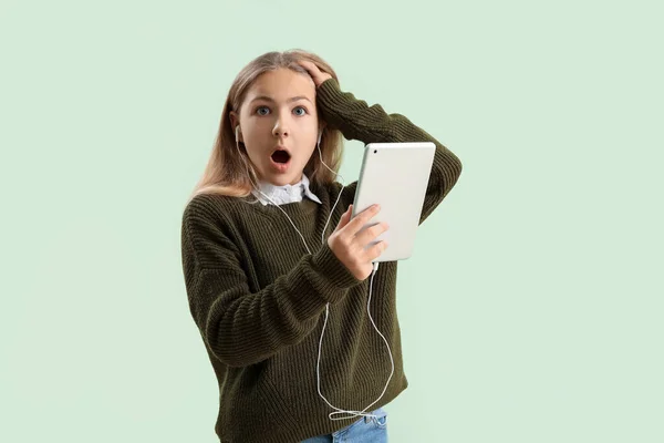 Shocked Little Girl Earphones Tablet Computer Green Background — Stock Photo, Image