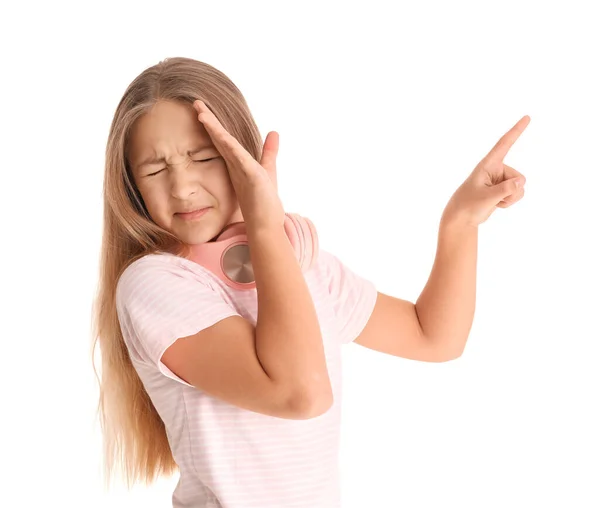 Налякана Маленька Дівчинка Навушниками Використовуючи Віртуальний Екран Білому Тлі — стокове фото