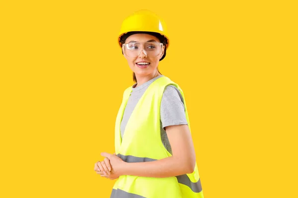 Female Worker Vest Yellow Background — Stock Photo, Image