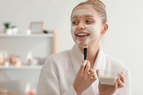 Mujer Joven Con Máscara Cúrcuma Cepillo Baño Primer Plano — Foto de Stock