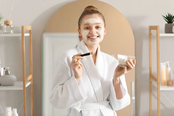 Mujer Joven Con Máscara Cúrcuma Cepillo Baño — Foto de Stock