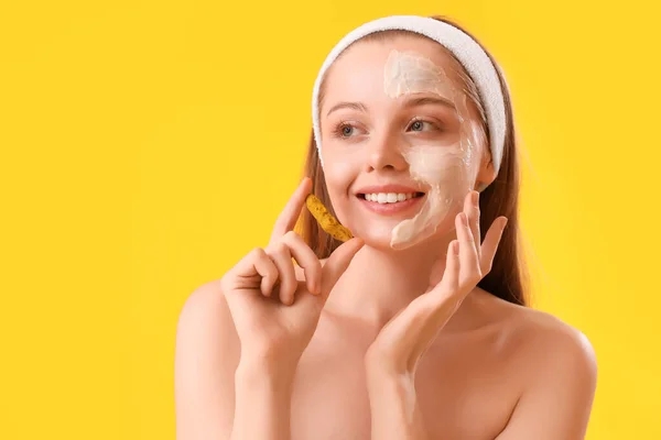 Mujer Joven Con Máscara Cúrcuma Aplicada Raíz Sobre Fondo Amarillo —  Fotos de Stock