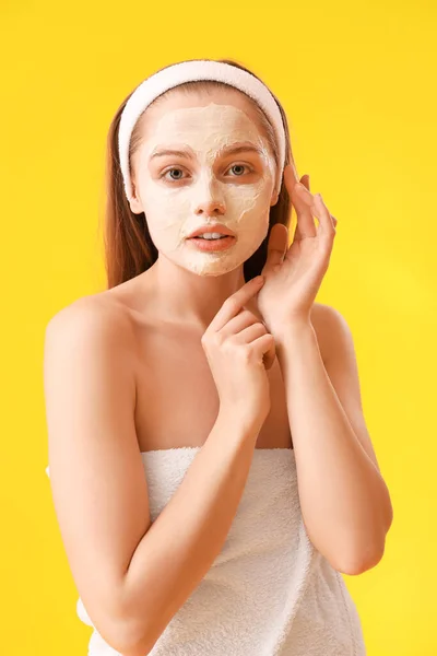 Mladá Žena Aplikovanou Kurkuma Maskou Žlutém Pozadí — Stock fotografie