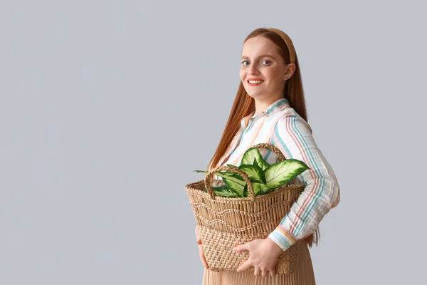 Ung Kvinna Med Grön Krukväxt Påse Grå Bakgrund — Stockfoto
