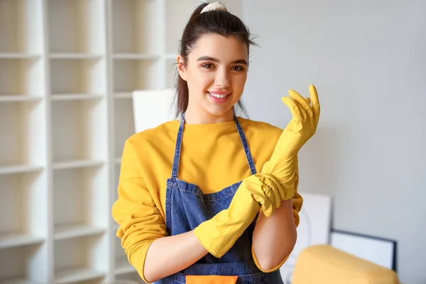 Junge Frau Zieht Gummihandschuhe Bevor Sie Ihr Haus Putzt — Stockfoto
