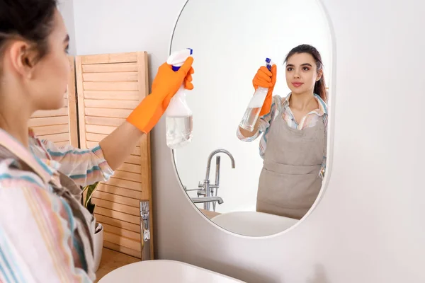 Fiatal Takarít Tükör Fürdőszobában — Stock Fotó
