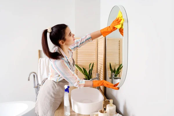 Young Woman Cleaning Mirror Her Bathroom — Stock Photo, Image