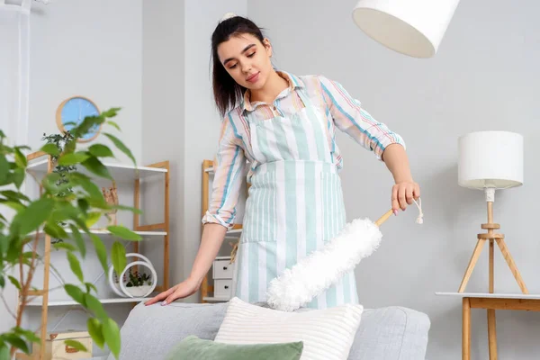 Young Woman Duster Cleaning Her House — Stock Photo, Image