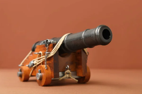 Modello Giocattolo Cannone Sfondo Marrone — Foto Stock