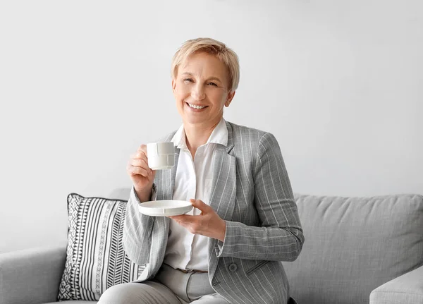 Volwassen Zakenvrouw Drinken Koffie Terwijl Zitten Bank Kantoor — Stockfoto