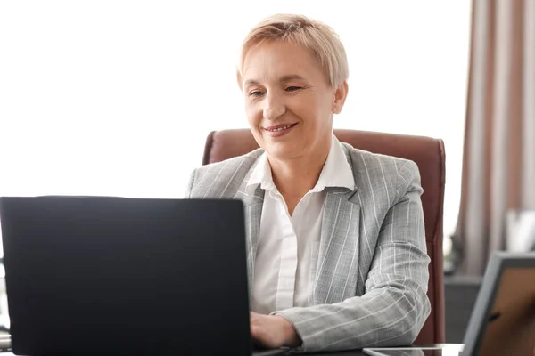 Mogen Affärskvinna Använder Laptop Office — Stockfoto
