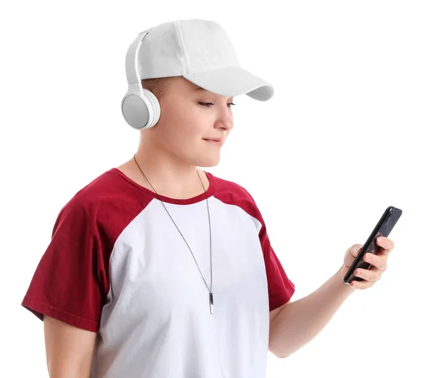 Jeune Femme Avec Écouteurs Utilisant Téléphone Portable Sur Fond Blanc — Photo