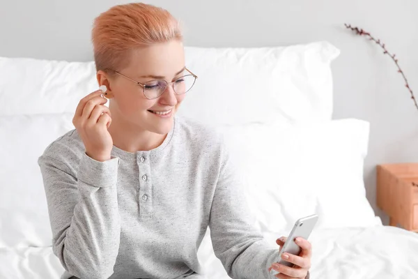 Junge Frau Mit Kopfhörer Mit Handy Schlafzimmer — Stockfoto
