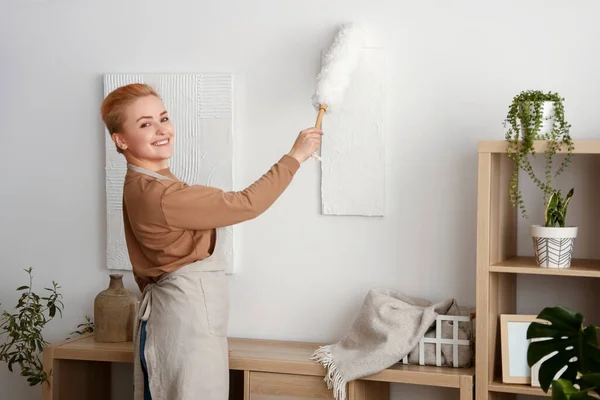 Junge Frau Putzt Hause Mit Staubwedel — Stockfoto