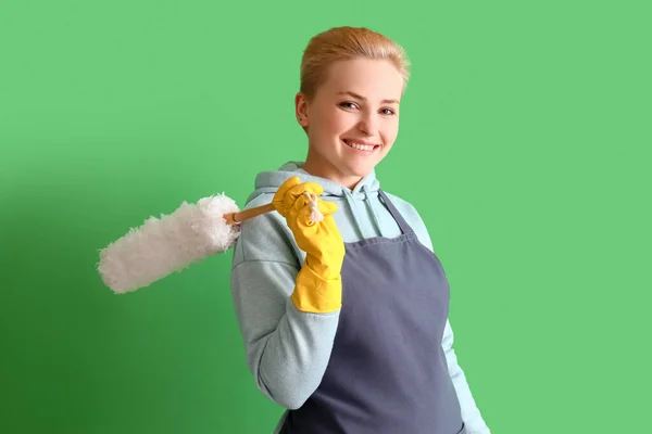 Young Woman Duster Green Background — Stock Photo, Image