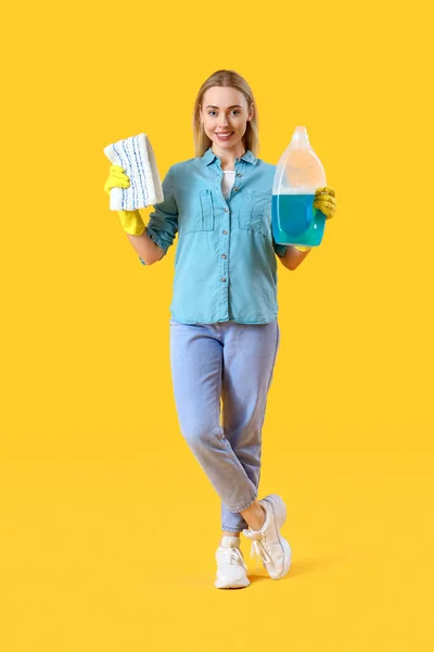 Jonge Vrouw Met Vod Wasmiddel Gele Achtergrond — Stockfoto