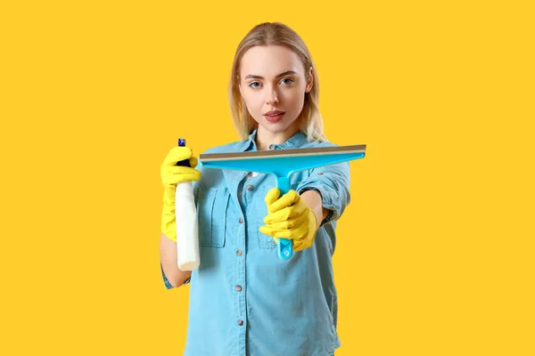 Młoda Kobieta Wycieraczką Detergentem Żółtym Tle — Zdjęcie stockowe