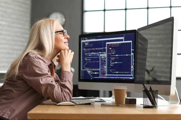 Mature Female Programmer Working Computer Table Office — Stock Photo, Image