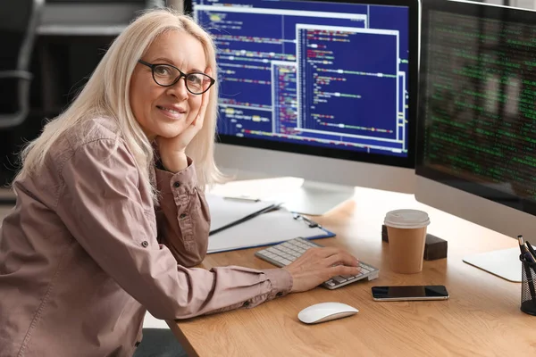 Mature Female Programmer Working Computer Table Office — Stock Photo, Image