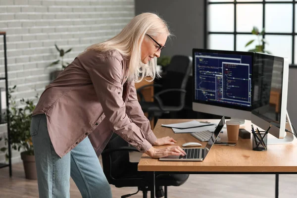 Programador Femenino Maduro Que Trabaja Con Ordenador Portátil Mesa Oficina — Foto de Stock