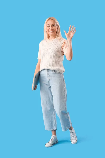 Ώριμη Γυναίκα Προγραμματίστρια Φορητό Υπολογιστή Κουνώντας Χέρι Μπλε Φόντο — Φωτογραφία Αρχείου