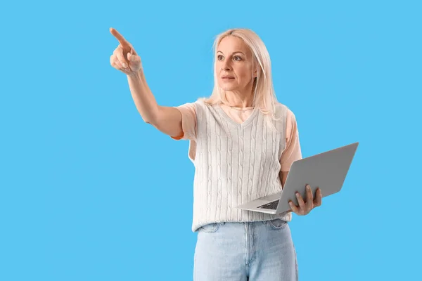 Starší Žena Programátor Notebookem Ukazuje Něco Modrém Pozadí — Stock fotografie