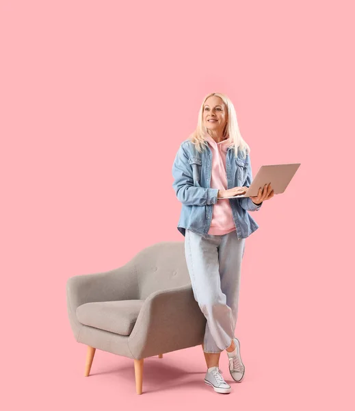 Mature Female Programmer Working Laptop Pink Background — Stock Photo, Image